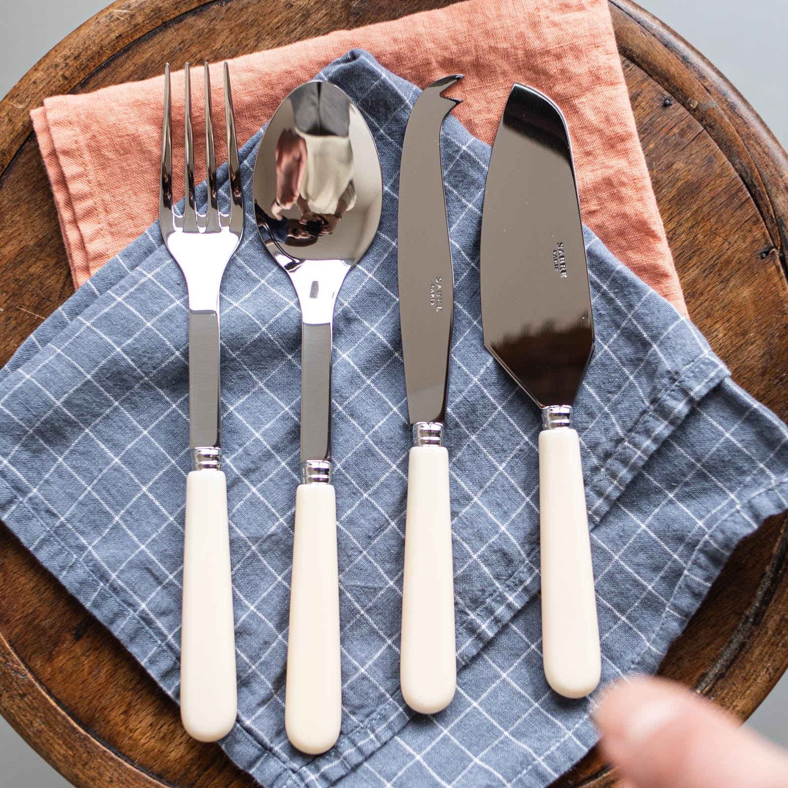 Pop, Ivoire - Set Les Essentiels - ensemble de 4 couverts de service